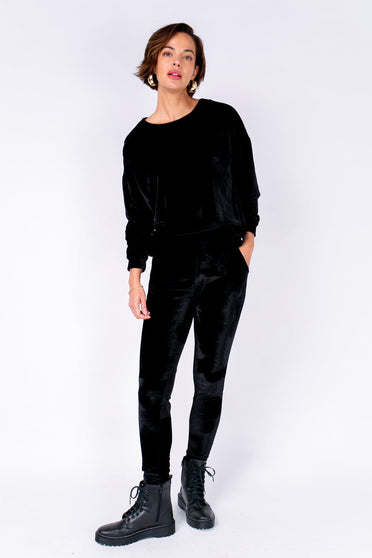 Modelo Michela está usando calça de veludo Victoria na cor preta. Peça super confortável, ideal para usar em dias mais frios.