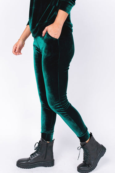 Modelo Michela está vestindo calça de veludo victoria verde. Peça ideal para usar com blusa de veludo, regata ou jaquetas.
