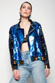 Modelo Isabel veste jaqueta ailuros azul. Peça ideal para usar com calça jeans, shorts, saias, bermudas ou calça pantalona.