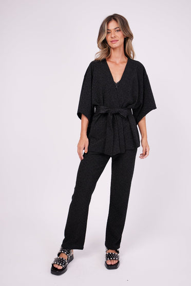 Modelo Marina usa conjunto tyler. Kimono preto, modelo ideal para usar com shorts, calças ou vestidos como sobreposição.