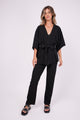 Modelo Marina usa conjunto tyler. Kimono preto, modelo ideal para usar com shorts, calças ou vestidos como sobreposição.