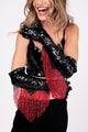 Modelo Marina está usando luva franjas coração na cor preta. Peça ideal para usar em festas, shows, carnaval ou em eventos.