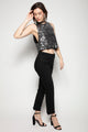 Modelo Isabel usa regata cavada luna grafite com prata. Peça ideal para usar com calça jeans, shorts, bermuda ou pantalona.