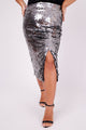 Modelo Victoria usa saia midi bordada sole na cor grafite. Peça ideal para usar em eventos, festas, jantares, shows, jantares