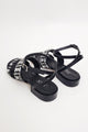 Foto em estilo still da sandália lumi preta. Peça ideal para usar em casamentos, jantares, festas, eventos ou no dia a dia.