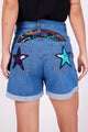 Modelo Marina está de costas e vestindo shorts jeans cosmic na cor azul. Possui fechamento de zíper de metal e botão de metal