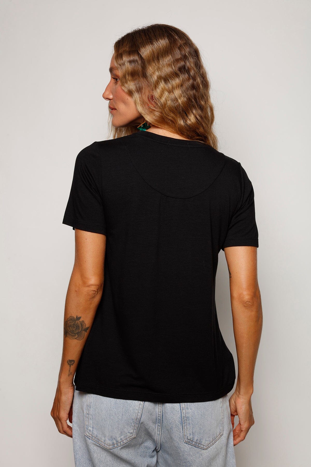 T-shirt Bordada Cora - Preto T-Shirt Joulik