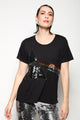 Modelo Isabel veste blusa floyd. Peça handmade ideal para usar em festas, eventos, shows, bares, baladas o usar no dia a dia.