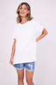 Modelo Maria está usando blusa básica na cor branca. Ideal para usar com calça, shorts, saia ou com sobreposição como jaqueta