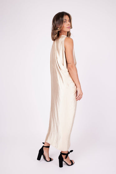  Modelo Marina está de costas e usando vestido sonia pérola. Peça ideal para usar em eventos mais sofisticados ou em jantares.