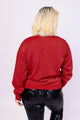 Modelo Victoria usa blusa tricot Orion tamanho GG. Peça de gola alta com brilho de lurex em efeito metalizado na cor vermelha