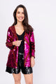 Modelo Simone usa casaco zínia nas cores vermelho e rosa. Peça ideal para compor looks e arrasar no dia a dia ou em festas.