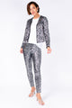 Modelo Michela usa casaqueto luna grafite com prata. Casaqueto confortável. Ideal para ir em festas, jantares ou eventos.