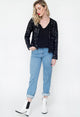 Modelo Juliana usa casaqueto luna preto com calça jeans. Casaco ideal para compor looks e arrasar no dia a dia ou em eventos.