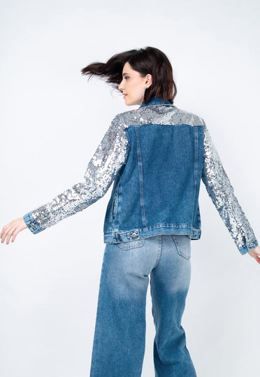 Costas da jaqueta jeans com bordado feito à mão na parte superior da peça  de paetês prata ideal para festas shows e eventos
