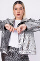 Modelo Victoria está usando jaqueta bordada lumi prata. Modelo ideal para usar compor looks e arrasar em festas ou eventos.