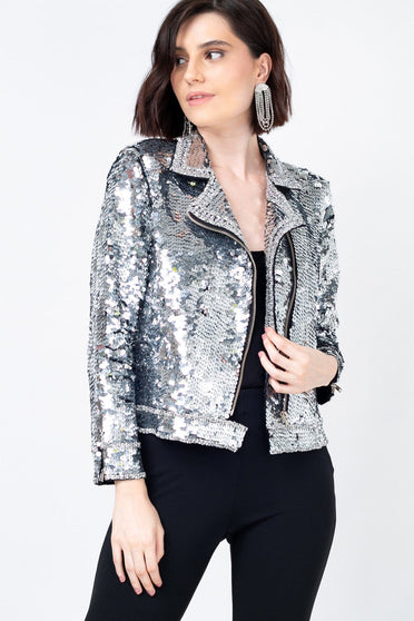 Modelo Juliana Bernardino está usando jaqueta perfecto bordada lumi prata. Peça com muito brilho de paetês bordadas á mão.