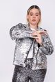Modelo Victoria veste jaqueta perfecto lumi prata e calça skinny bordada luna prata. Jaqueta com bordado manual de paetês.
