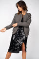 Modelo veste saia midi com fenda handmade bordada à mão para usar em festas brilho de lantejoulas e paetês na cor preto
