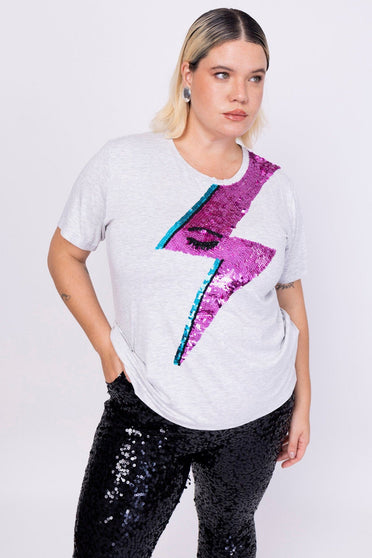 Modelo Victoria está usando camiseta bowie mescla. Peça de malha bordada à mão com paetês colorido, possui desenho de raio. 