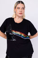 Modelo Victoria veste tshirt floyd. Peça de malha com bordado manual. Ideal para usar e arrasar em shows, eventos e festas.