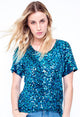 Modelo Juliana está usando blusa bordada luna cor turquesa. Peça feita á mão, possui muito brilho de paetês. Feito no Brasil.