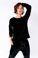 Modelo Michela está vestindo blusa de veludo velvet na cor preta. Ideal para usar nos dias mais friozinho ou durante à noite.