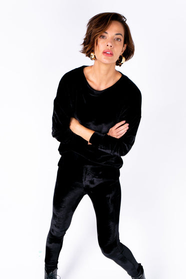 Modelo Michela está usando conjutno velvet na cor preta. Blusa ideal para usar em festas, eventos, passeios ou no dia a dia.