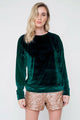 Modelo Juliana está vestindo blusa velvet na cor verde e shorts. Blusa ideal para ir em festas, eventos, jantares ou passeios