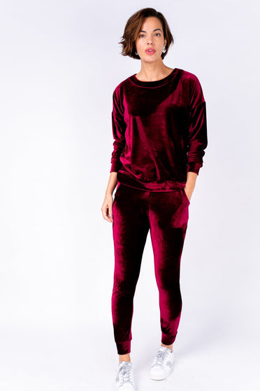 Modelo Michela veste conjunto de veludo na cor vinho. Blusa velvet ideal para usar nos dias mais frios ou durante à noite.