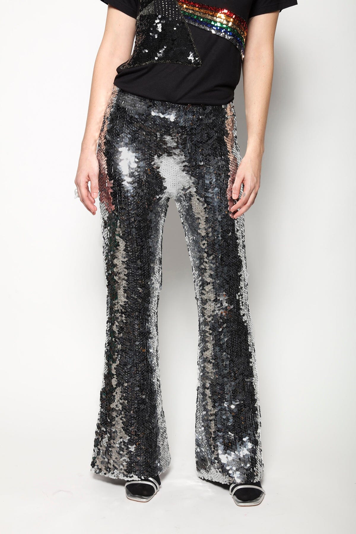 Modelo Isabel veste calça flare bordada sole grafite. Peça perfeita para usar em festas, jantares ou em eventos especiais.