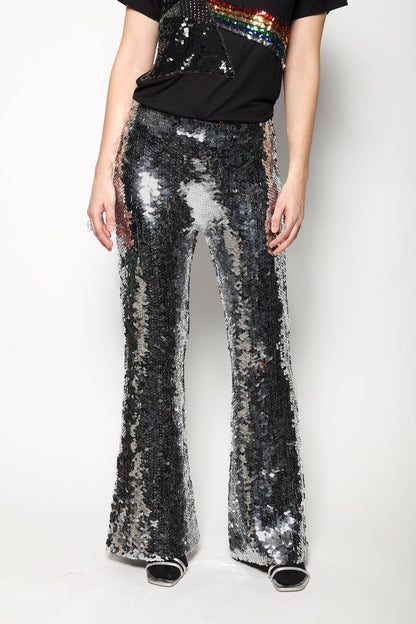 Modelo Isabel veste calça flare bordada sole grafite. Peça perfeita para usar em festas, jantares ou em eventos especiais.