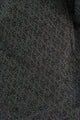 A foto mostra o detalhe do tecido da calça tyler, peça de lurex na cor preta. Peça confortável, possui muito brilho de lurex.