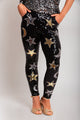 Modelo Victoria usa calça estrelas dourada e grafite. Peça com bordado manual de paetês que formam desenhos. Feito no Brasil.