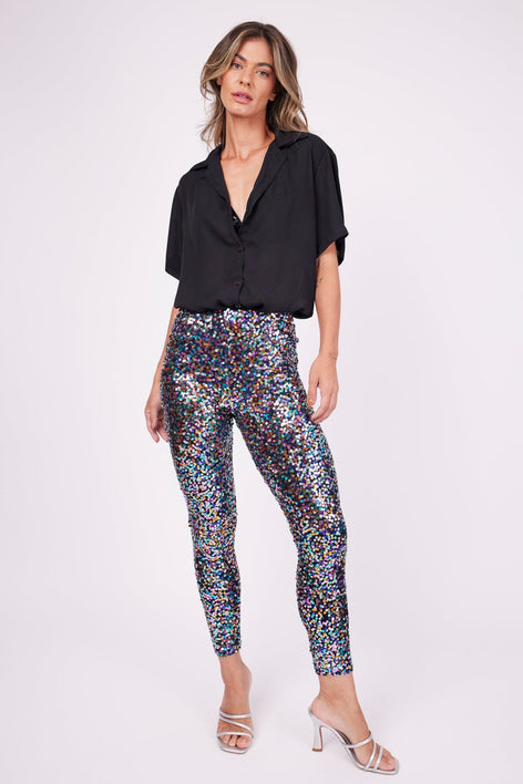 Modelo Marina está usando calça luna colorida. Peça de malha com modelagem no estilo skinny e possui bolsos nas laterais.
