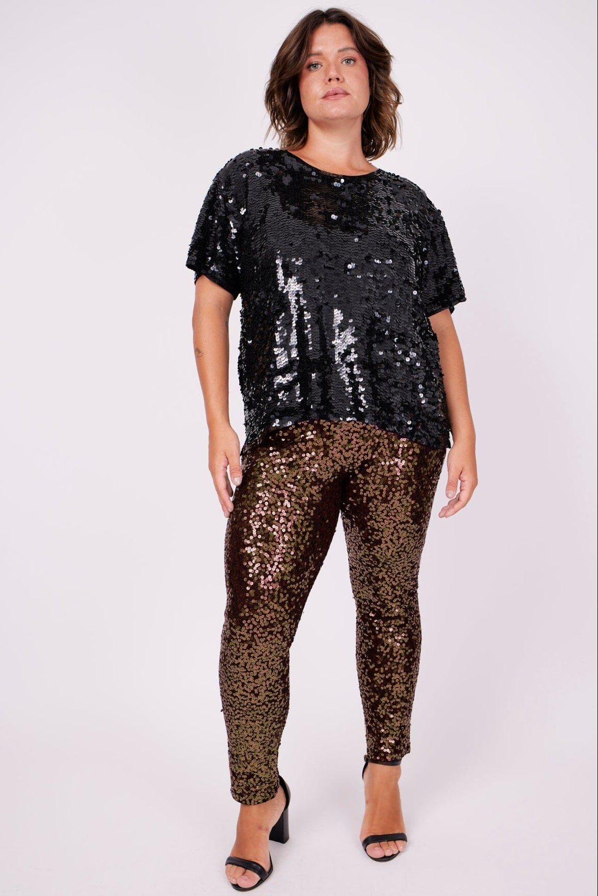 Modelo Vitoria usa calça skinny luna marrom. Calça super confortável para usar em eventos que requerem um pouco de glamour.