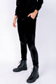 Modelo Michela está vestindo calça de veludo victoria preta. Peça ideal para usar com blusa de veludo, regata ou jaquetas.