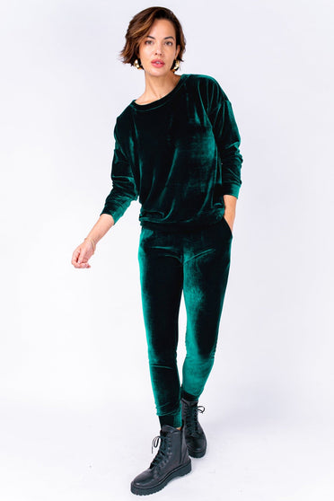 Modelo Michela está usando calça de veludo Victoria na cor verde. Peça super confortável, ideal para usar em dias mais frios.