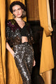Modelo Joana está usando casaqueto bordado zag colorido e calça luna grafite. Casaqueto super confortável bordado à mão.