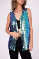 Modelo Marina está usando colete bordado ayla na cor azul irisado. Peça com bordado estilo escamado de paetês. Feito à mão.