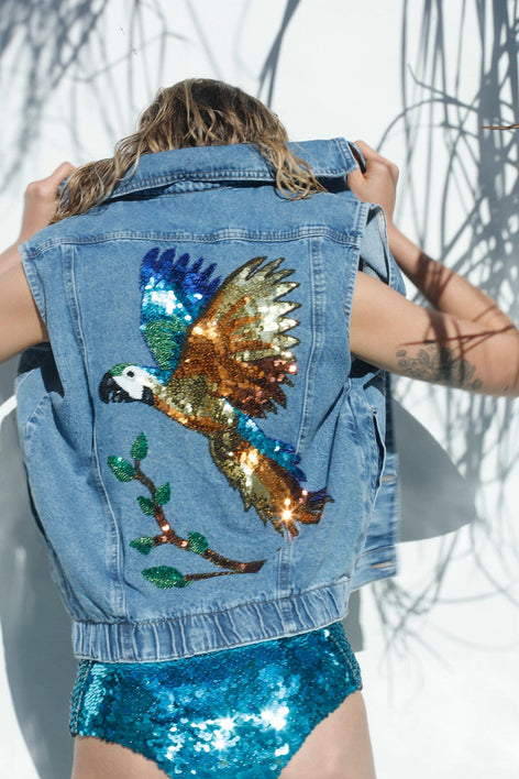 Colete Jeans Bordado Arara (revisar tudão) Colete Joulik 