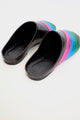 Foto em estilo still da parte de trás da sandália flat arch colorida. Ideal para usar com calça, vestido, shorts ou com saia.