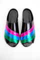 Foto em estilo still da sandália flat arch colorida. Feita em couro liso e couro metalizado nas cores: turquesa, verde e rosa