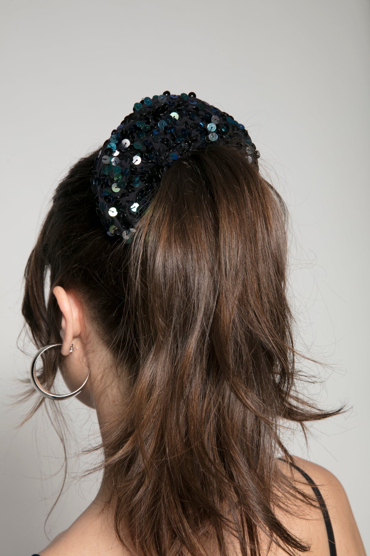 Modelo usa frufru luna verde irisado no cabelo. Perfeita para dar um toque de brilho e glamour no look. Origem brasileira.