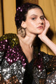Modelo Joana está vestindo boina bordado luna na cor bordeaux. Peça com muito brilho de paetês salpicados bordados à mão.