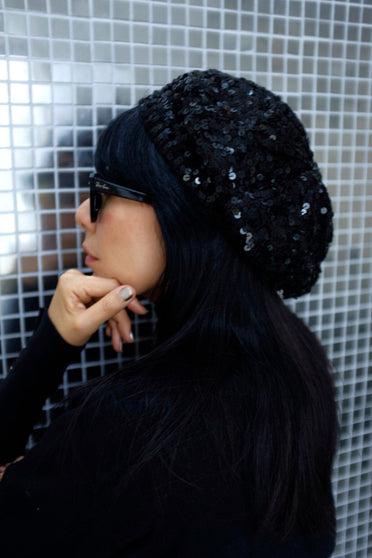 Modelo Katy usa gorro luna preto. Peça confortável ideal para usar com calças, jaquetas, blusa de tricot, saias ou vestidos. 
