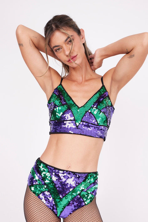 Modelo Marina está usando hot pant bordada frevo nas cores verde e roxo. Peça ideal para usar em festas, carnaval ou eventos.