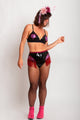 Modelo Victoria veste hot pant vega vermelha e pink. Ideal para usar e arrasar no carnaval, festas ou em eventos especiais.