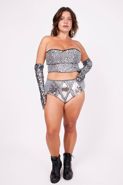 Modelo Victoria está vestindo hot pant bordada prata. Peça super confortável. Ideal para usar com top, blusas ou jaquetas.