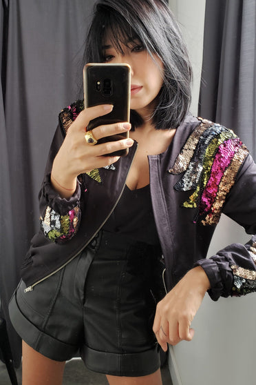 Modelo Katy está usando jaqueta bordada Austra preta. Peça com bordado de paetês e miçangas localizado nos punhos e ombros.